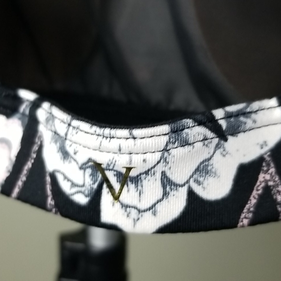 NEW Victoria's Secret sports bra! - Picture 6 of 11